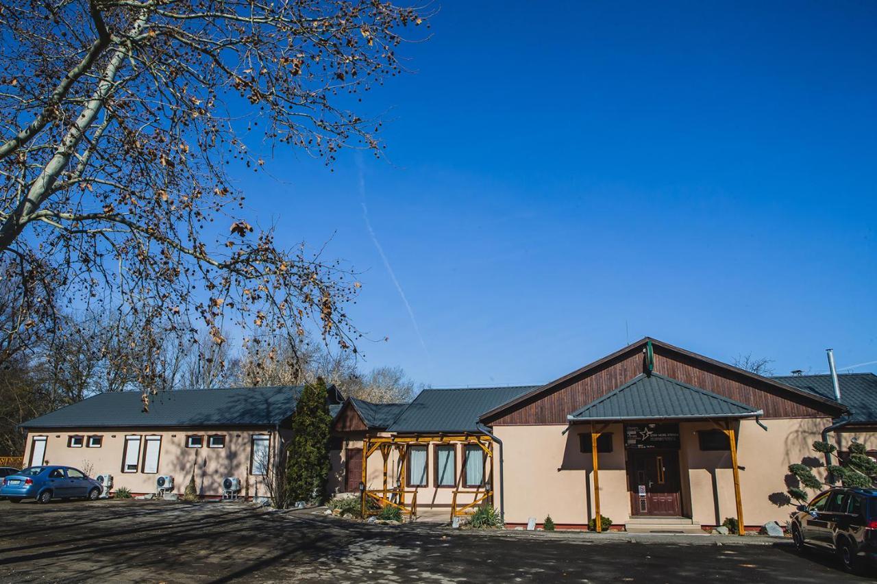 Sztar Motel Etterem Balassagyarmat Екстериор снимка